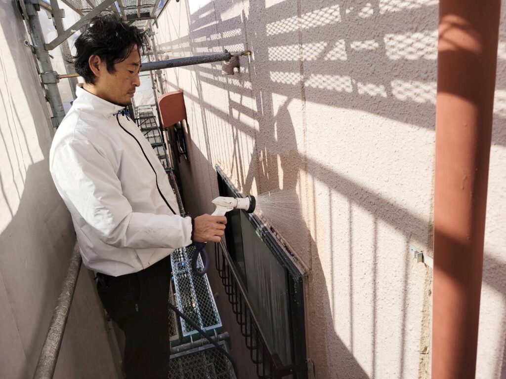 株式会社由健/株式会社健装の代表取締役の由野和隆さんが、雨漏りの調査をしている写真・その２