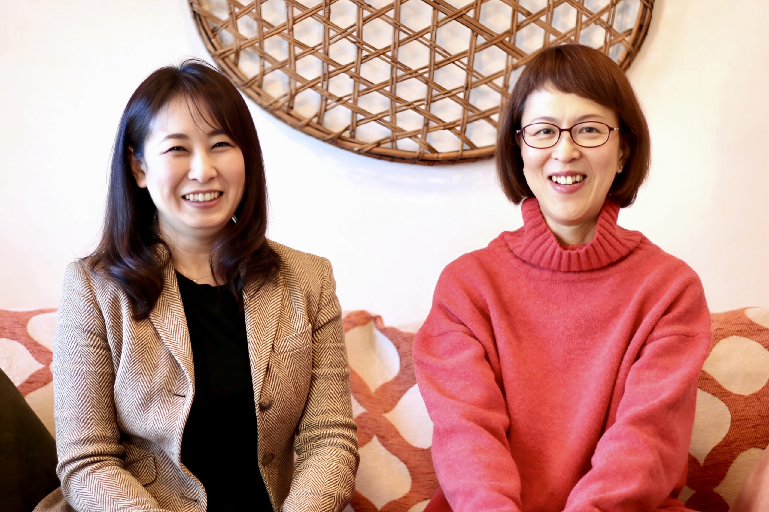 セブン企画代表の池田さんと施主のS様がリフォーム後の自宅で談笑している写真画像